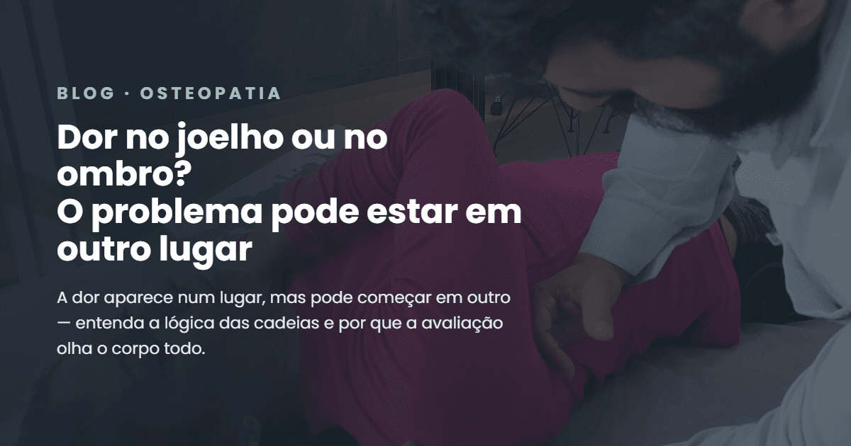 Osteopata de jaleco branco aplicando técnica manual nas costas de uma paciente deitada de lado na maca