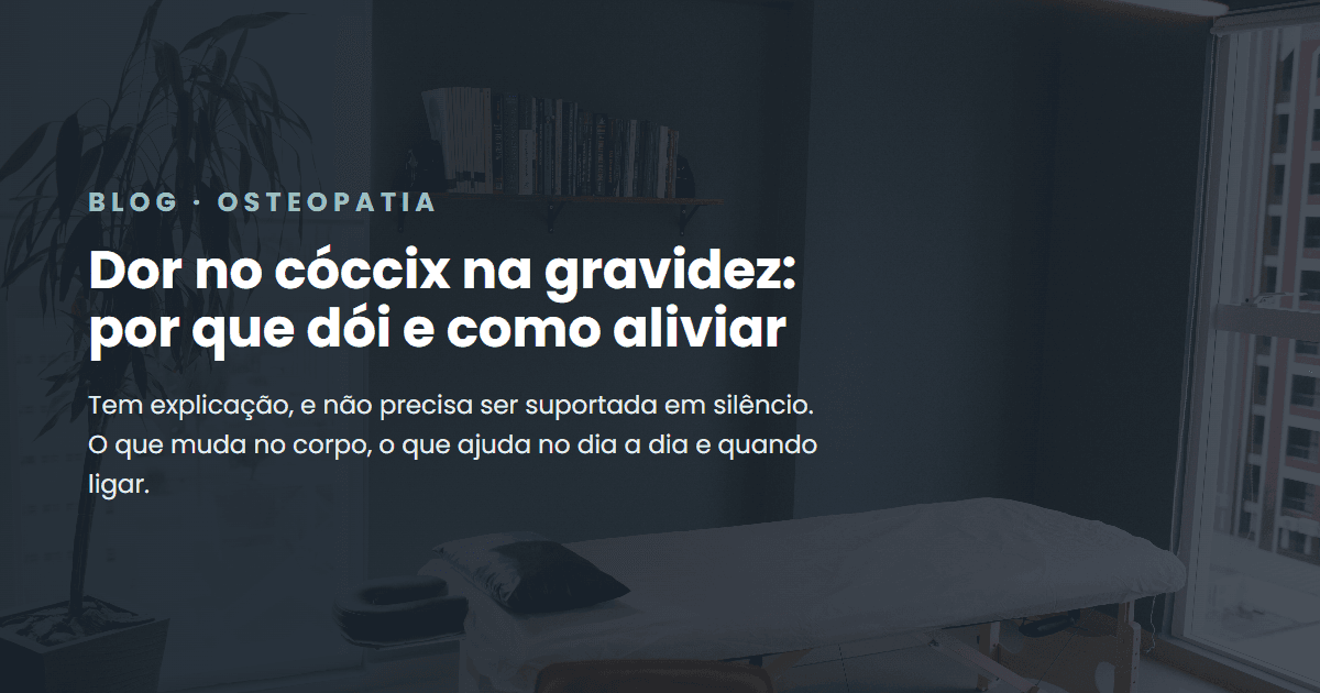 Sala de atendimento de osteopatia com maca preparada, planta e luz de janela